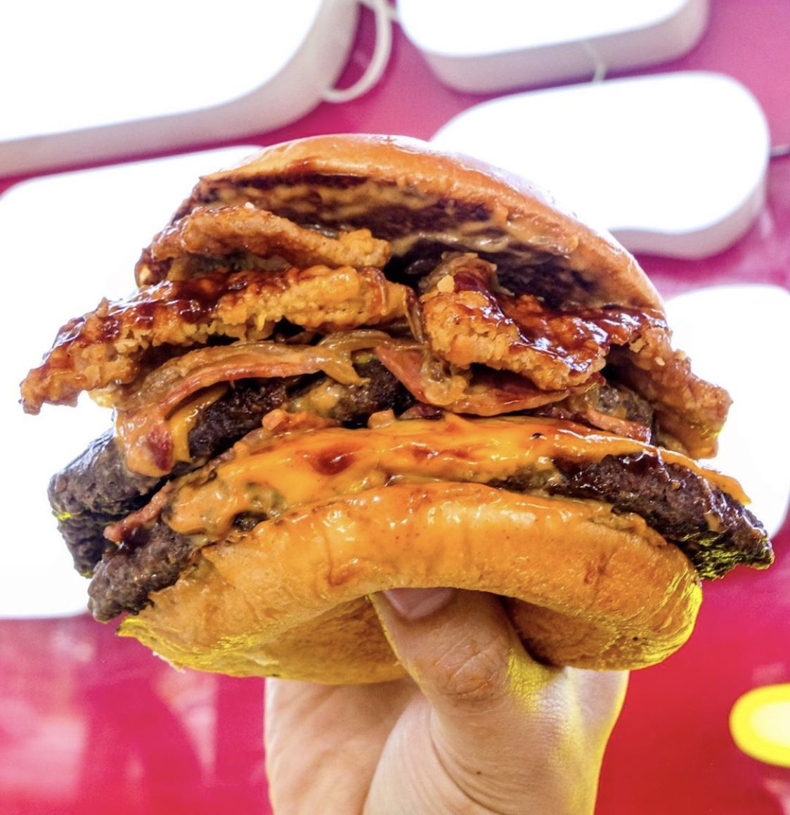 Flipburger_id's tweet photo. Udah laper kan? Kalo siang gini boleh lah diisi perutnya pakai SMACKER plus kulit ayam 😋 https://t.co/Y1NEp0P9tN