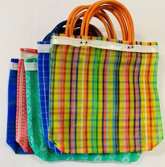 BlueboyCR7's tweet image. Zara vendiendo sus bolsas en $649 pesos que son una copia y un plagio de las tradicionales bolsas de los mercados de México, que te cuestan 30 pesos a lo mucho.