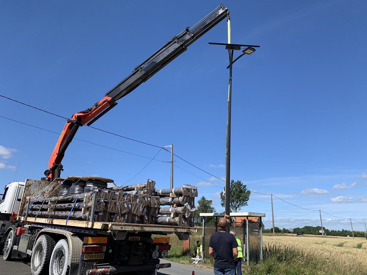 EnergieFlandre's tweet photo. En images - installation d’un mât solaire pour l’#eclairagepublic d’un abri bus à #Winnezeele #Flandre #securité #TransitionEcologique https://t.co/q32aDjZDoV