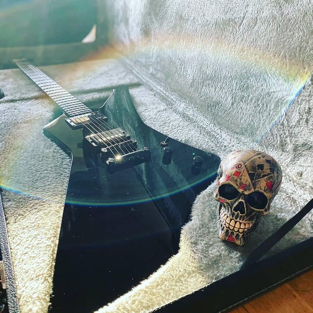 GuitarHetfan's tweet photo. Repost from my friend. A beautiful Snakebyte 🤩
 .

📸 @guitarofthrones 
.
#Guitar_hetfan #guitarofthrones #espguitars #espltd #espltdguitars #emgpickups #snakebyte #espsnakebyte #ltdsnakebyte #emgjhset #emghetset #snakeinlay #skull #poker #pokerface #… https://t.co/3HqGq9Srvm https://t.co/2xFKHKYiYy