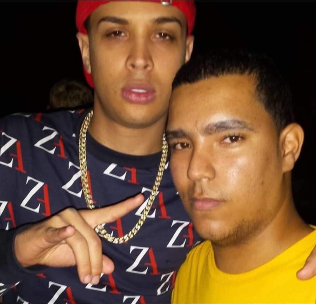 Aniistap's tweet photo. Disque que el brujo tiene fotos con artistas, aquí está su competencia. 🤣 https://t.co/REgIpEW2vf