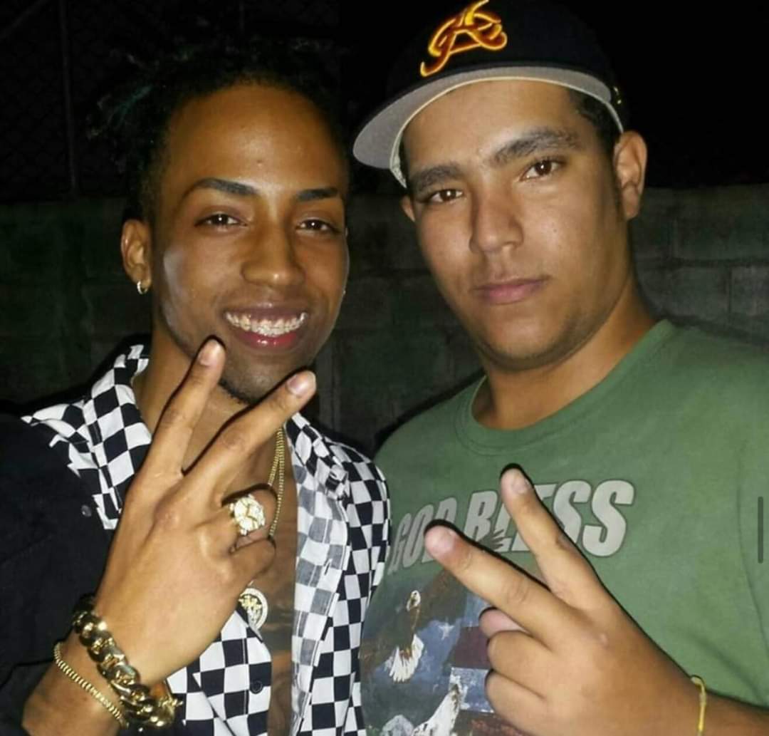 Aniistap's tweet photo. Disque que el brujo tiene fotos con artistas, aquí está su competencia. 🤣 https://t.co/REgIpEW2vf