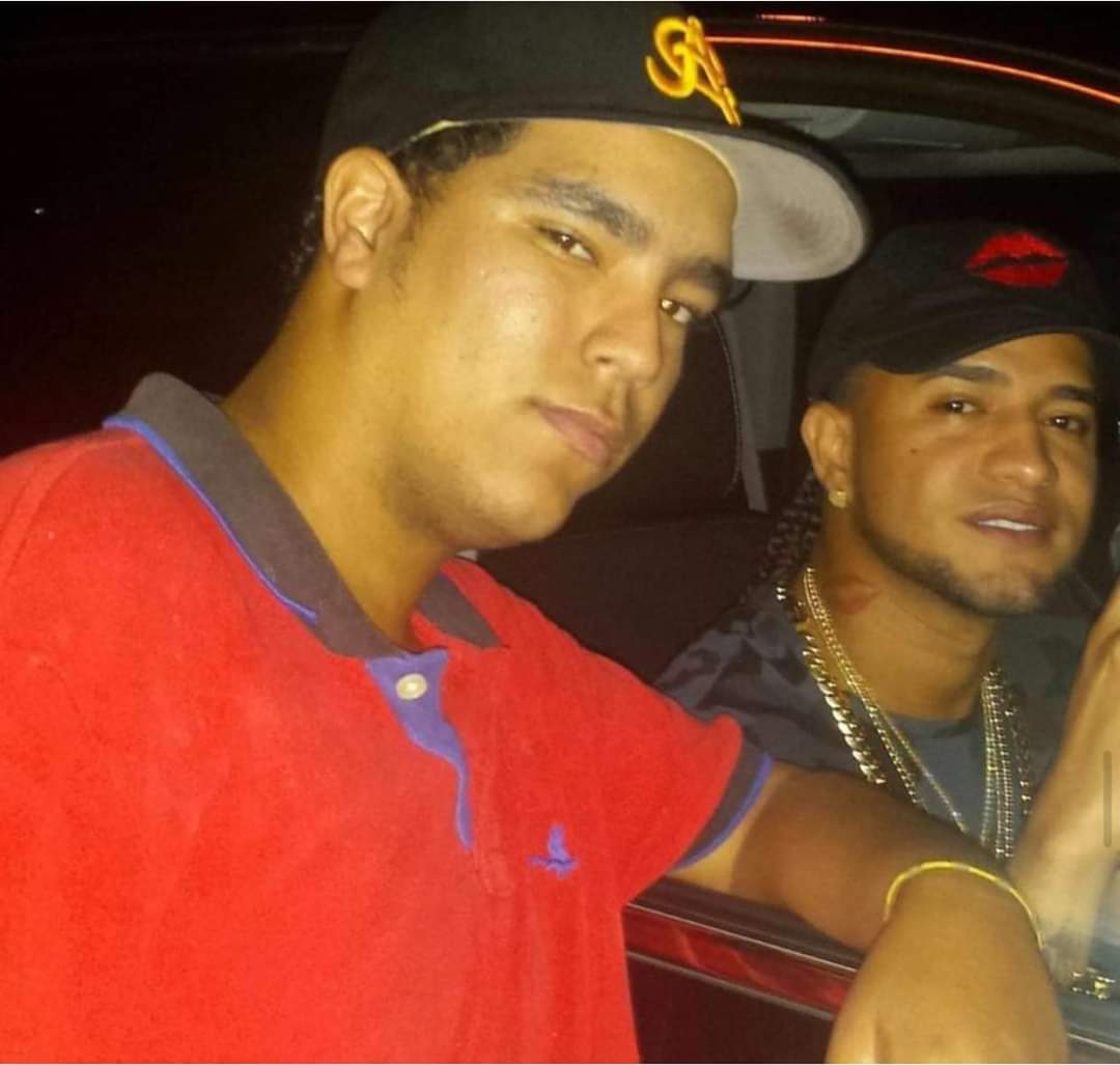 Aniistap's tweet photo. Disque que el brujo tiene fotos con artistas, aquí está su competencia. 🤣 https://t.co/REgIpEW2vf