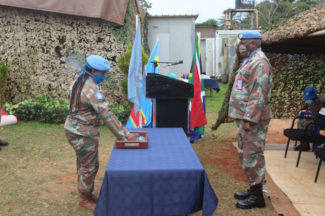 MONUSCO's tweet image. 800 membres des Forces de Défense Nationale Sud-africaines🇿🇦, dont 100 femmes, ont reçu les médailles des Nations Unies après 12 mois de services rendus à la #MONUSCO🇺🇳, en #RDC🇺🇳, au sein de la Brigade d'Intervention de la Force de la Mission (#FIB).

bit.ly/31NX3dv