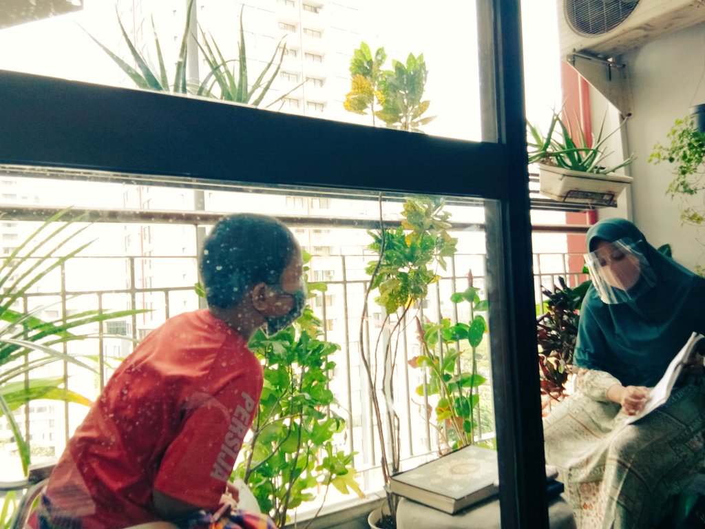 Sudah konsultasi ke dokternya anak2, guru bisa kembali ngajar ke rumah dng syarat:

1. Belajar di outdoor 
2. Pake masker
3. Cuci tangan
4. Jaga jarak aman. 

Banyak guru privat kehilangan pekerjaan krn Covid. Yang anaknya pake guru privat, tips ini bisa dicoba. 

#Homeschooling