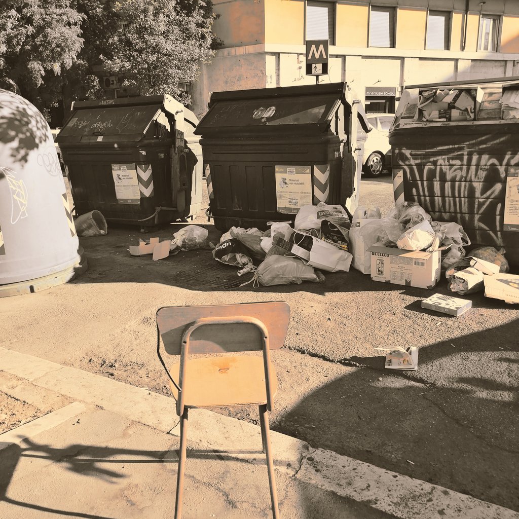 RobertaFantauz3's tweet photo. Se non fosse vero sarebbe un bellissimo scorcio di desolazione. Il merito di @virginiaraggi è averci fatto abituare alla #grandebellezza di #brutture metropolitane l'uomo sporca, le istituzioni non tengono al #decoro @trevivitre @salviamoroma @battaglia_persa @sabrinafantauzz https://t.co/b3oiv8aJuY
