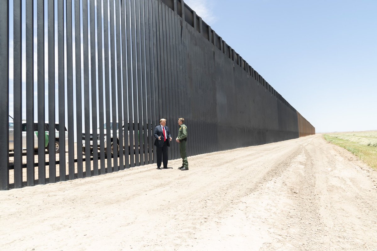 LGmarangon's tweet photo. #Trump capisci che ha qualcosa che non va quando tronfio ammira il suo inutile monumento da dietro le sbarre
Dopo la muraglia cinese, Il muro (o meglio le sbarre) di Trump
Sarà sicuramente dichiarato patrimonio della disumanità
#facciamorete https://t.co/McmoRuKkIs