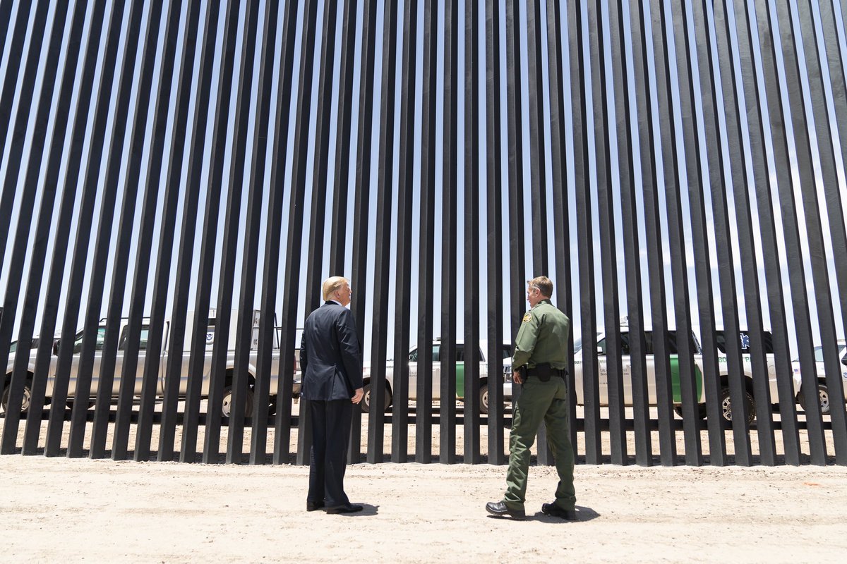 LGmarangon's tweet photo. #Trump capisci che ha qualcosa che non va quando tronfio ammira il suo inutile monumento da dietro le sbarre
Dopo la muraglia cinese, Il muro (o meglio le sbarre) di Trump
Sarà sicuramente dichiarato patrimonio della disumanità
#facciamorete https://t.co/McmoRuKkIs