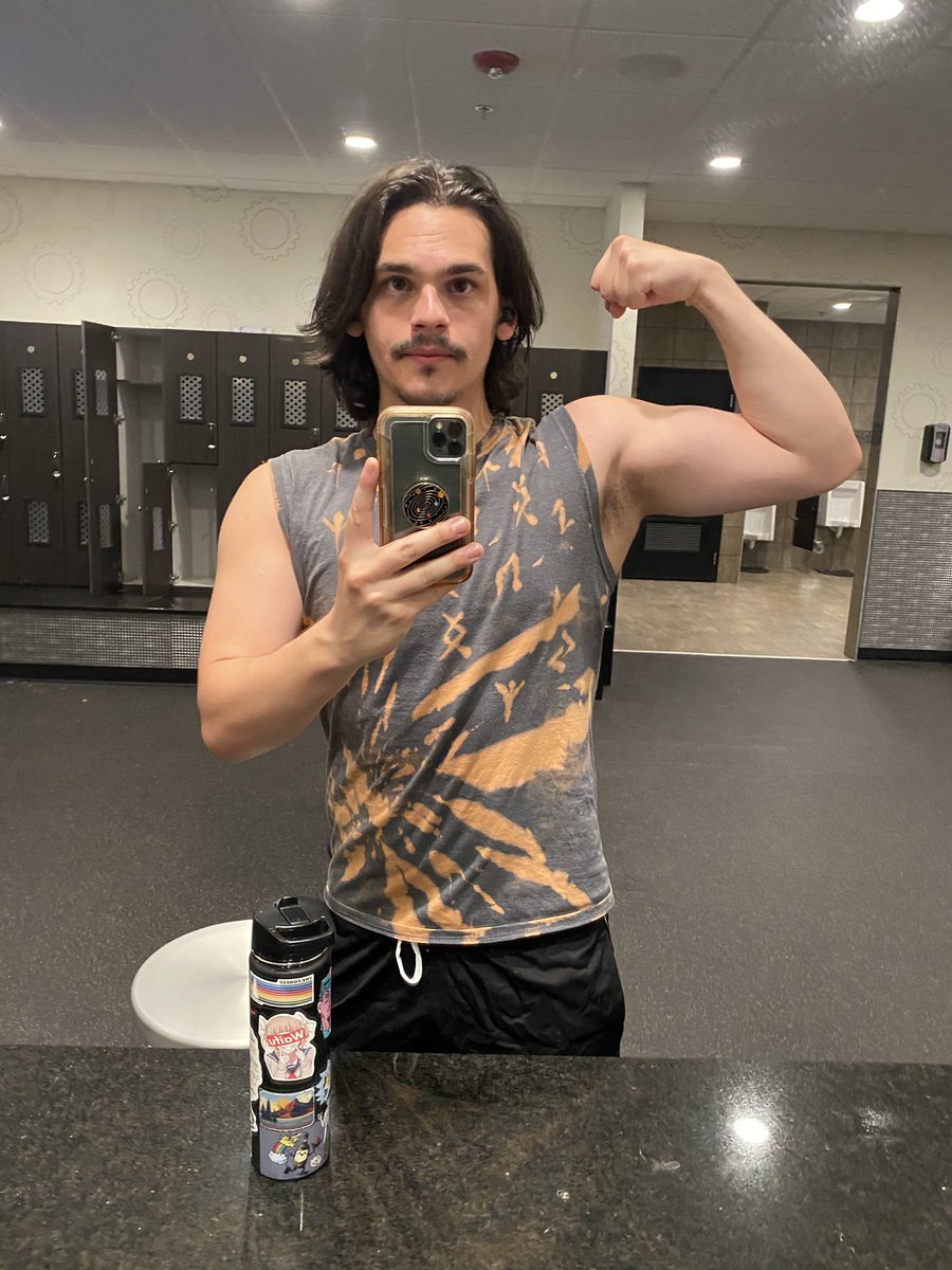 MadStevenn's tweet photo. Feel weird posting pics of me flexing, but I’m starting to see some progress and I’m getting excited! https://t.co/Ge8uBYi9cB