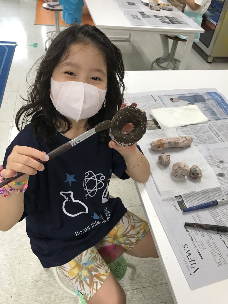 natek411's tweet photo. Making donuts in art. #kispride https://t.co/m8hwmKsAXF