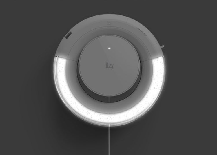 PORTALITZYBR's tweet photo. 💬 | Alguns detalhes do Light Ring, o lightstick do ITZY:

- Aparentemente a proposta da JYPE era ser igual uma Ring Light
- Ele vem com um suporte que você coloca na parede e pode usar de luz
- Tem várias cores
Para quem está confuso, você segura na parte de cima que não brilha https://t.co/92fc0fwxjK