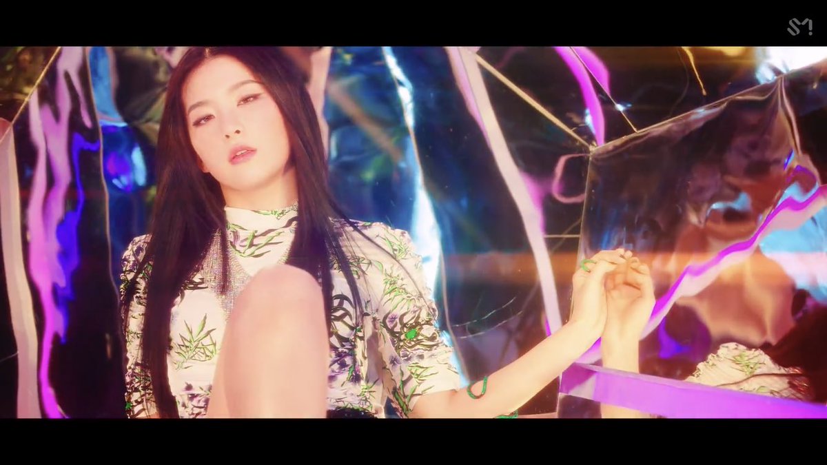 __seulgi24's tweet photo. アイリンさんの美しさと、スルギのカリスマが爆発してない？

#Monster #RedVelvet_IRENE_SEULGI https://t.co/Tf9YhlP54i