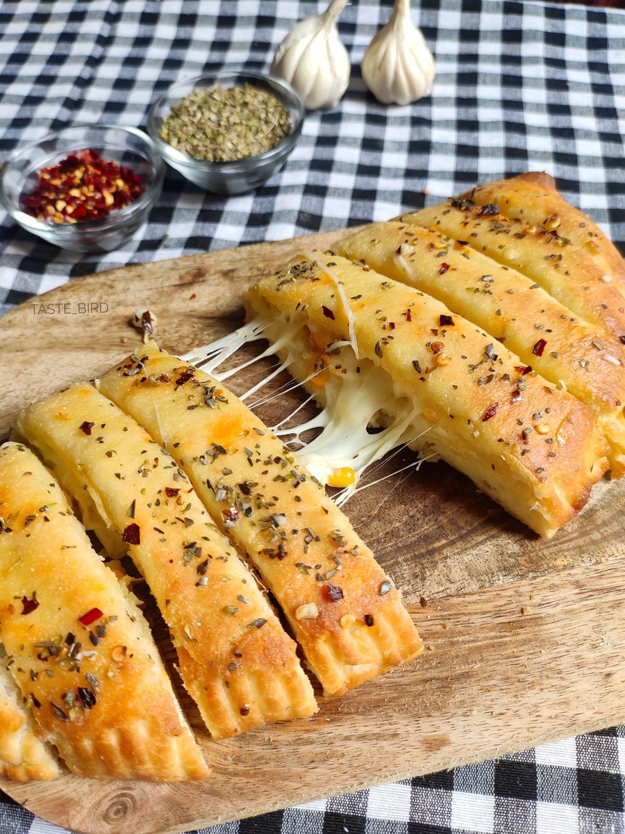 Taste_bird's tweet photo. Check out my new recipe video of domino's stuffed garlic bread 😋
https://t.co/fztMQLgaLR https://t.co/JDIdJAhmOe