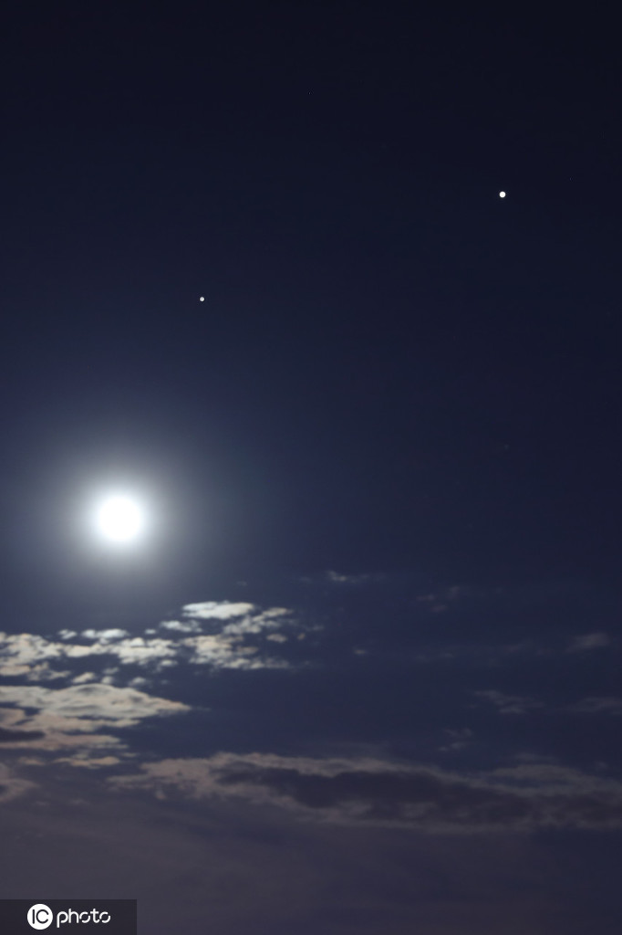 PDChinaLife's tweet photo. Late night marvel: The conjunction of the moon, Jupiter, and Saturn as they shared the same celestial longitude was spotted on Monday in the night sky above Shenzhen, S China’s Guangdong. https://t.co/7uTQHny5FG