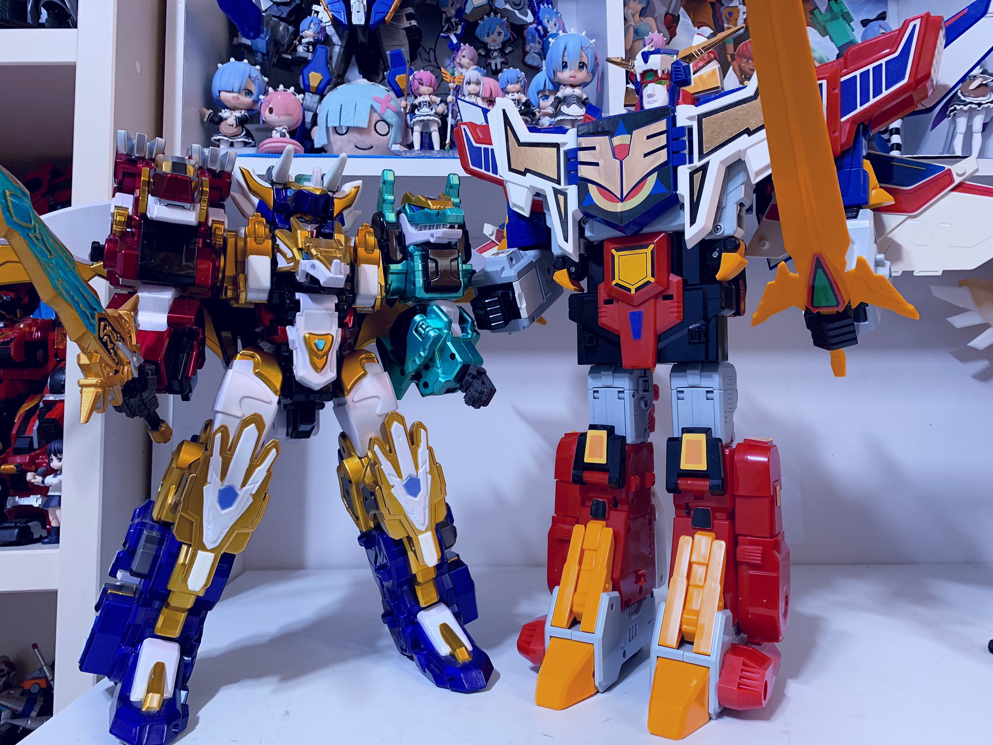Gbs Curry Caloan 子供の頃持っていた最高のロボットと自分が作ったロボットと一緒に写真を撮ってみるというバケットリストもやっと達成できました 本当に嬉しいですね T Co Lkrlck0itn Twitter