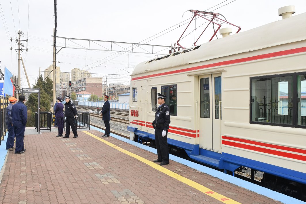 pesogisochaso's tweet photo. 昨年2019年9月に運行開始した撫順の観光列車、最初のうちはそれなりの盛況だったようですが、営業成績がイマイチだったのかコロナの影響なのか、翌年春には運行停止してしまいました…。
早目に乗っておいて良かったけど。
また復活して欲しいですね。
2019.11.12 撫順鉱業集団運輸部 https://t.co/yZXGusNTFF