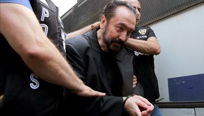 ntv's tweet photo. Duruşmada kediciklerden Adnan Oktar'a övgüler: Maşallah hocam çok güzelsiniz, saçlarınız çok güzel olmuş https://t.co/Zvl40rQOBx https://t.co/4qY3vGyxcd