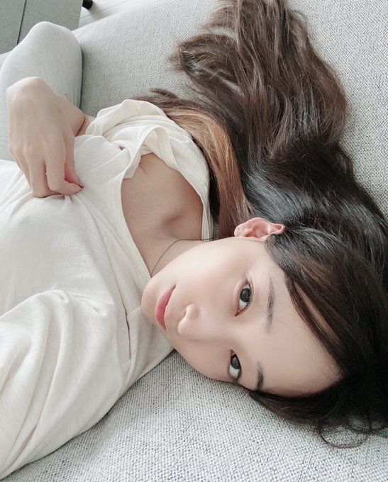 そろそろシャワー浴びて 諸々準備するԅ( ˘&omega;˘ ԅ) ユニクロのてろてろ素材の部屋着好きすぎ https://t.co/vuUmxZNgOm