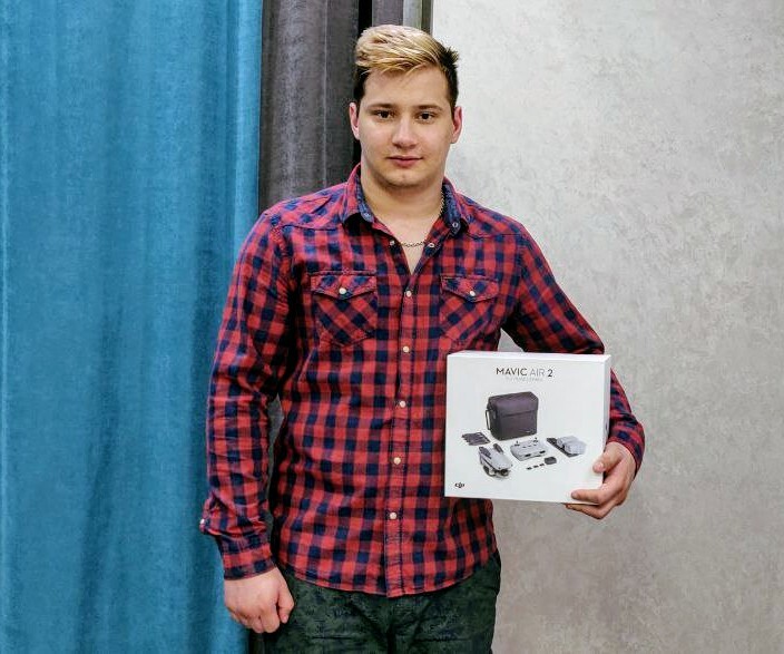 the_prozorro's tweet photo. Завдяки співпраці з баг хантерами система Prozorro стала стійкішою до кібератак. Найбільш продуктивний мисливець за вразливостями @Jarvis7717  вже отримав винагороду від Prozorro та партнерів марафону BugBounty — квадрокоптер DJI Mavic Air 2 Fly More Combo https://t.co/ZlmFMrw3Gr https://t.co/v1xoOWrMoT