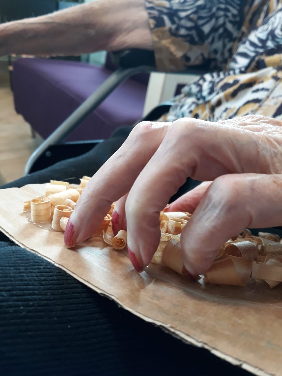 HyvaVantaa's tweet photo. Teemana kosketus, koskettelu, tunnustelu. Muistot ja sanat #hiljaistenryhmä @HyvaVantaa @LilliHakanen @ElinaSarkkinen @AnittaHietar https://t.co/YcWhSeoMvY