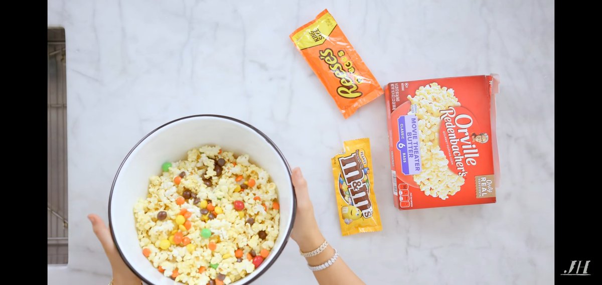 katiemckee07's tweet photo. Okay but Jac Snacks popcorn has changed my life??? I'm a HUGE popcorn girl... Like 3 to 5 times a week??? 😅 and I haven't eaten it plain since @Jaclynhill BLESSED me with this advice. #thisiswhyIworkout https://t.co/9H3D8STEth