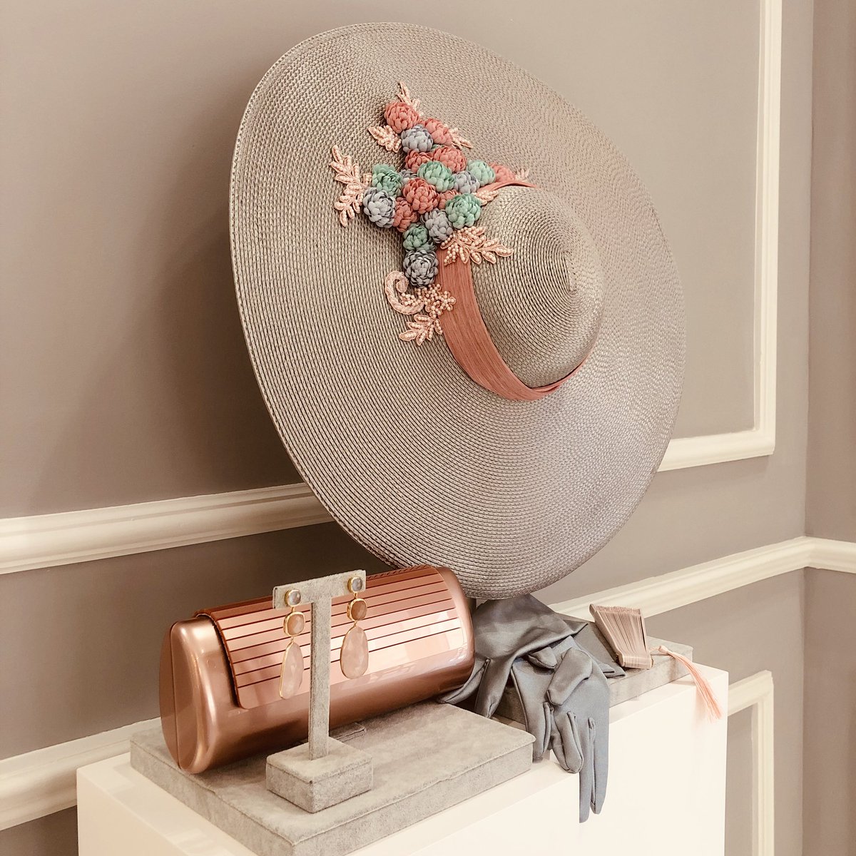 TocadosAirun's tweet photo. #Pamelas y #complementos by @TocadosAirun ... El amor por la artesanía y el mimo por cada detalle hechos realidad.

#airun #airuntocados #tocadosairun #bridal #invitadas #invitadaperfecta  #boda #novia #tocadonupcial #tocados  #wedding  #weddingday #Pamelasairun #yoyasoyAPBE https://t.co/azBNFHn0sY