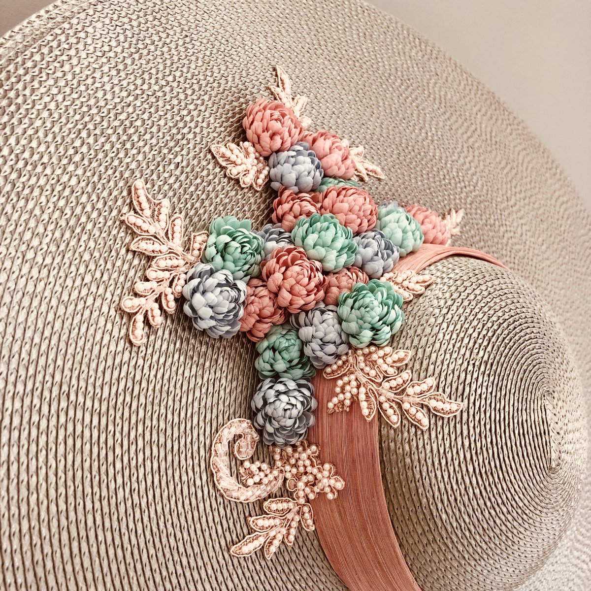 TocadosAirun's tweet photo. #Pamelas y #complementos by @TocadosAirun ... El amor por la artesanía y el mimo por cada detalle hechos realidad.

#airun #airuntocados #tocadosairun #bridal #invitadas #invitadaperfecta  #boda #novia #tocadonupcial #tocados  #wedding  #weddingday #Pamelasairun #yoyasoyAPBE https://t.co/azBNFHn0sY