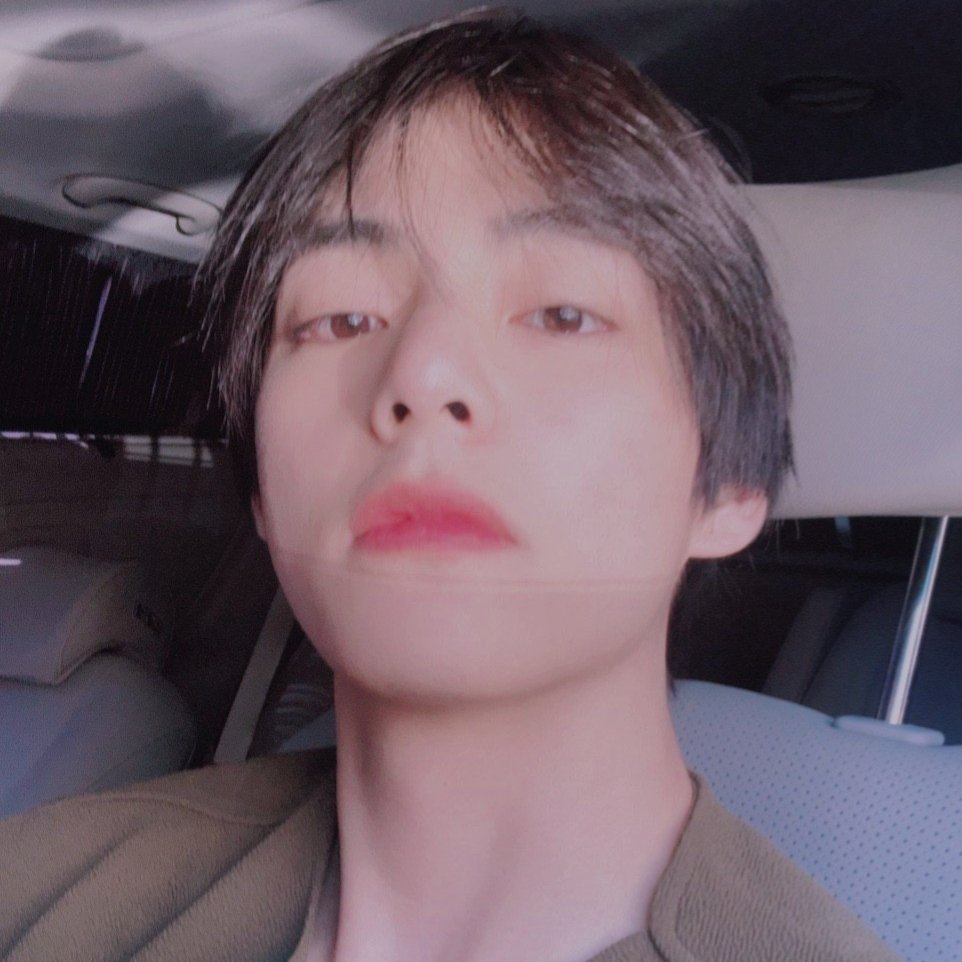 minnieminjin's tweet photo. อยากแบ่งแก้มให้แทแท 
#ARMYSelcaDay https://t.co/kFhKKmLlNF