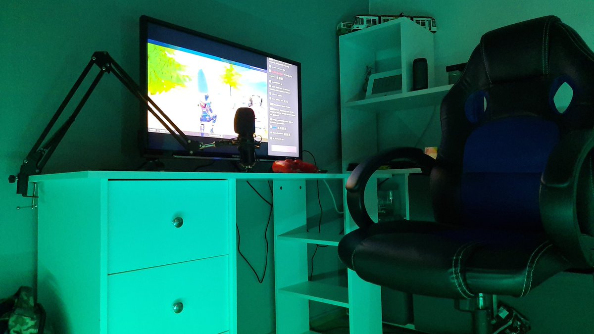 NiklasgamesY's tweet photo. Bin 13 und baue erst alles auf hoffe es kommt ran und gefรคllt euch (Trymacs) @Trymacs_YT #Trysetup https://t.co/rxmF5mNt9J