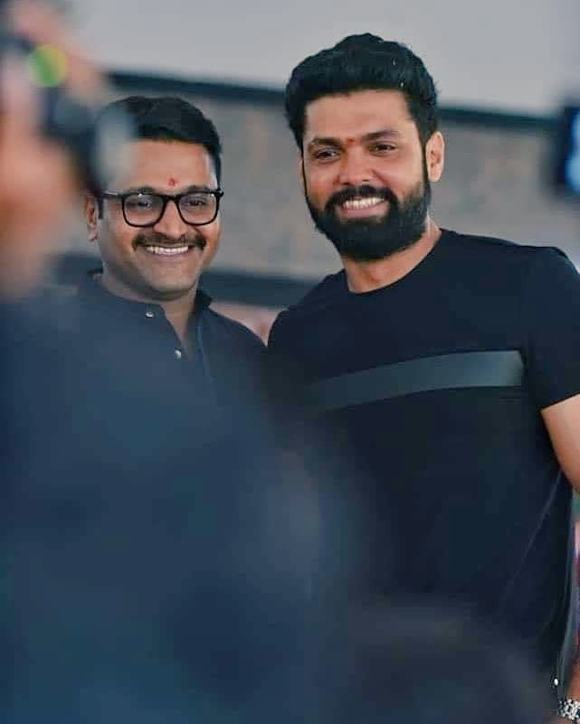 SagarBs62150180's tweet photo. Happy birthday @shetty_rishab sir and god bless  you  happiness,healthy and success 🤩😍🎂💐🙏
Your my all time favorite Director and Actor 🤩
ಇನ್ನು ಹೆಚ್ಚು ಚಿತ್ರಗಳನ್ನು ನಮ್ಮ ಕರುನಾಡಿಗೆ ನೀಡಿ 🤩
#RishabShettyBdayCDP 
#Rishabshetty #favdirector https://t.co/3dRAVgldUA