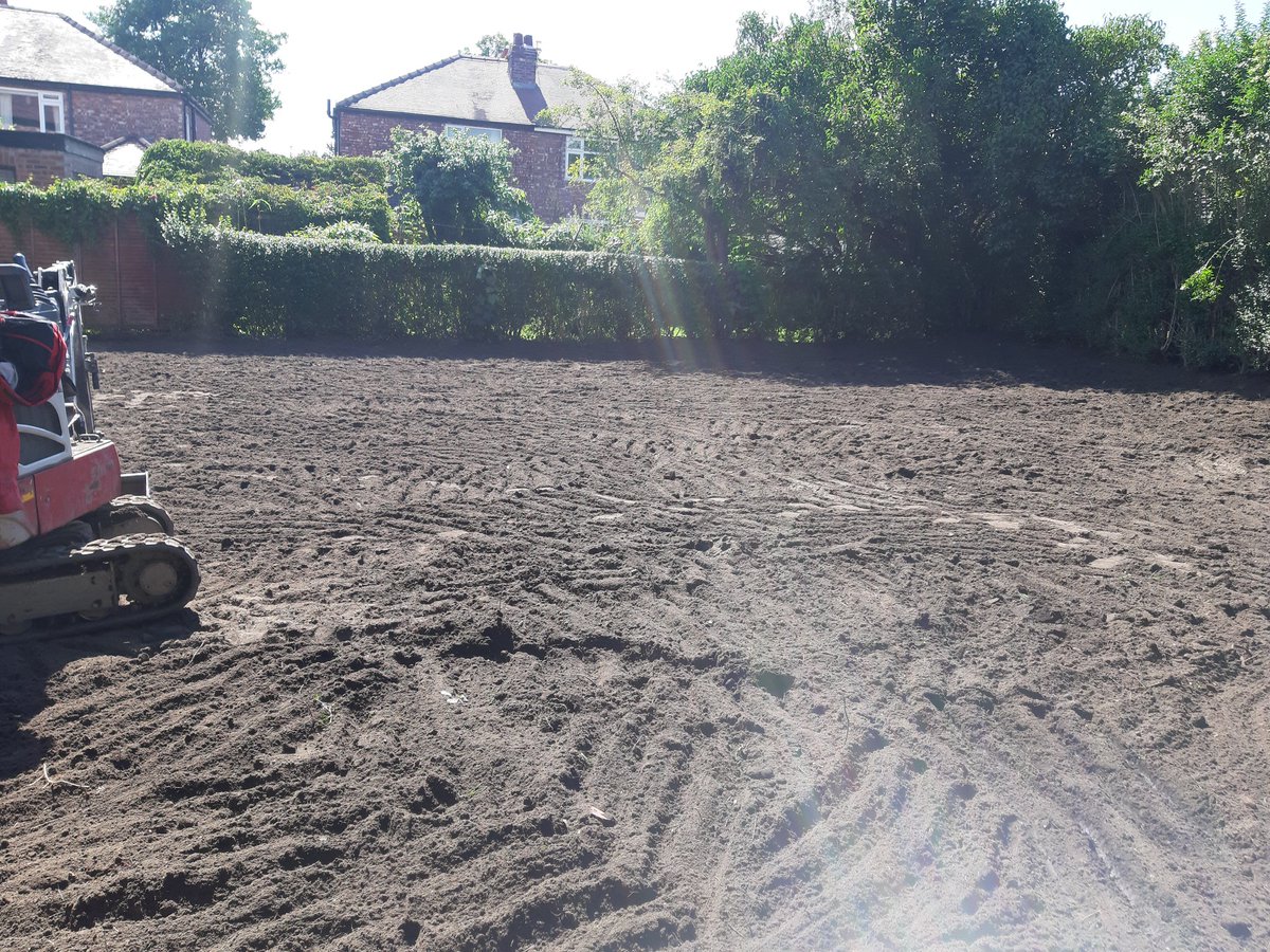 EvansExcavation's tweet photo. Large garden with restricted access , scraped off levelled ready for Seeding in Old Trafford ๐๐๐ทโโ๏ธ #thediggerlady #diglikeagirl #girlboss #smallbusiness #FemaleEntrepreneur #workingmummy #evansexcavation #SBS #takeuchi #wolfwise #nawic #womeninconstruction #OldTrafford https://t.co/0wp5R5mS0o