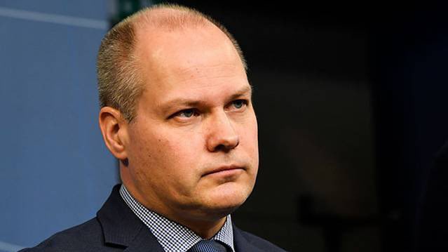 RichardHerrey's tweet photo. Morgan Johansson sitter alltså mitt emot @MariaStenergard i Morgonstudion, men intervjuas separat för att Justitieminister krävt att inte behöva debattera mot Moderaterna...
#svpol @johanssonmorgan @moderaterna https://t.co/8qxW3T7kfX