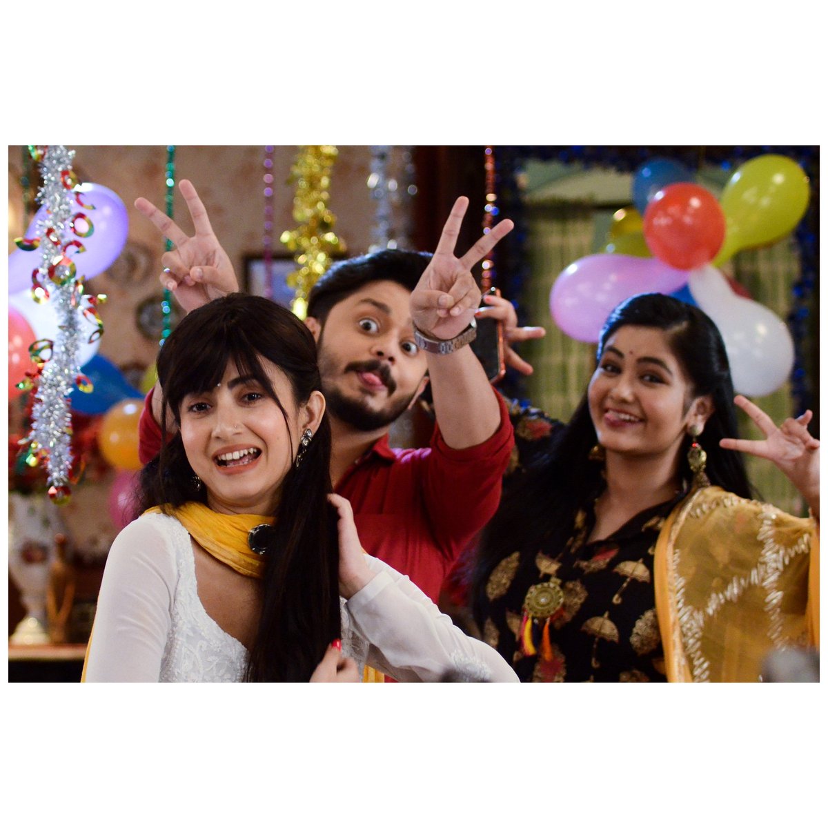 Act_Pritam's tweet photo. Even she has no idea how we are ruining her picture by standing at her back..! 😂😂 But somehow It's a Cute Frame I think.. 😁
.
.
#Aaru #tiya #daampu #irabotirchupkotha @StarJalsha_ @DisneyPlusHS https://t.co/03AlBd24l8
