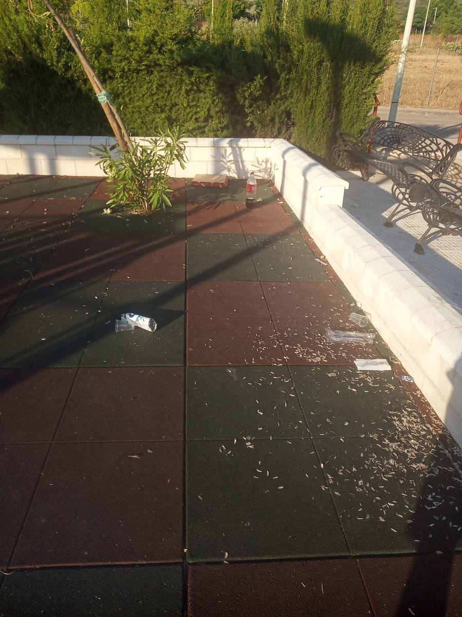 pedrovzc's tweet photo. @PuertoLocal092 parque de la calle Fernán González. Hasta las 4 de la madrugada dando jaleo. Y así es como dejan el parque con una papelera a 2 metros. 👇 https://t.co/1okLjsSfCJ