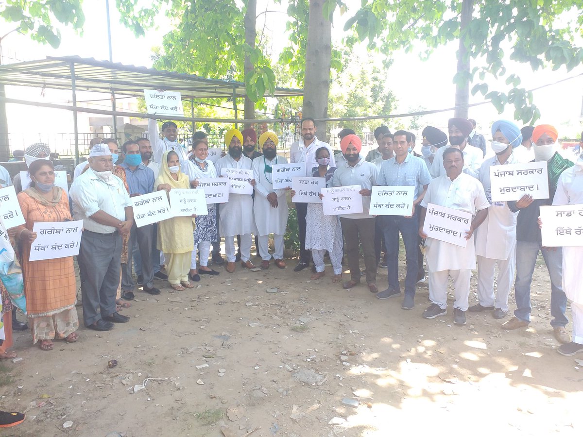 govindermittal1's tweet photo. @AAPPunjab's #SCwing Mohali toady submitted Memorandum to @dcmohali regarding deletion of ration cards of dalits n poors and they have been deprived from ration.
"We will fight till the Public delivery system doesn't reach on the tail"
@BaldevMla jaito said.
@JarnailSinghAAP https://t.co/CoDF3GGppz