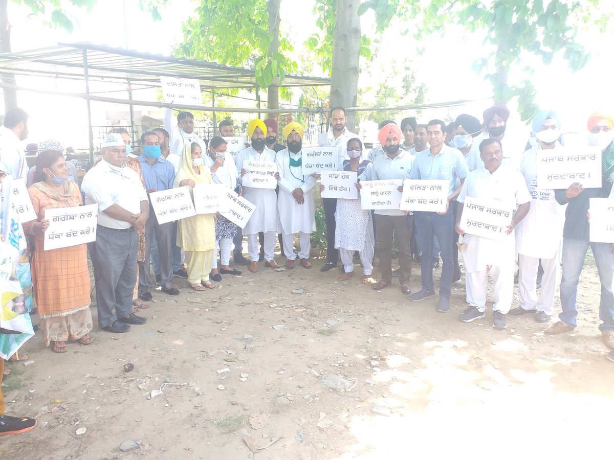 govindermittal1's tweet photo. @AAPPunjab's #SCwing Mohali toady submitted Memorandum to @dcmohali regarding deletion of ration cards of dalits n poors and they have been deprived from ration.
"We will fight till the Public delivery system doesn't reach on the tail"
@BaldevMla jaito said.
@JarnailSinghAAP https://t.co/CoDF3GGppz