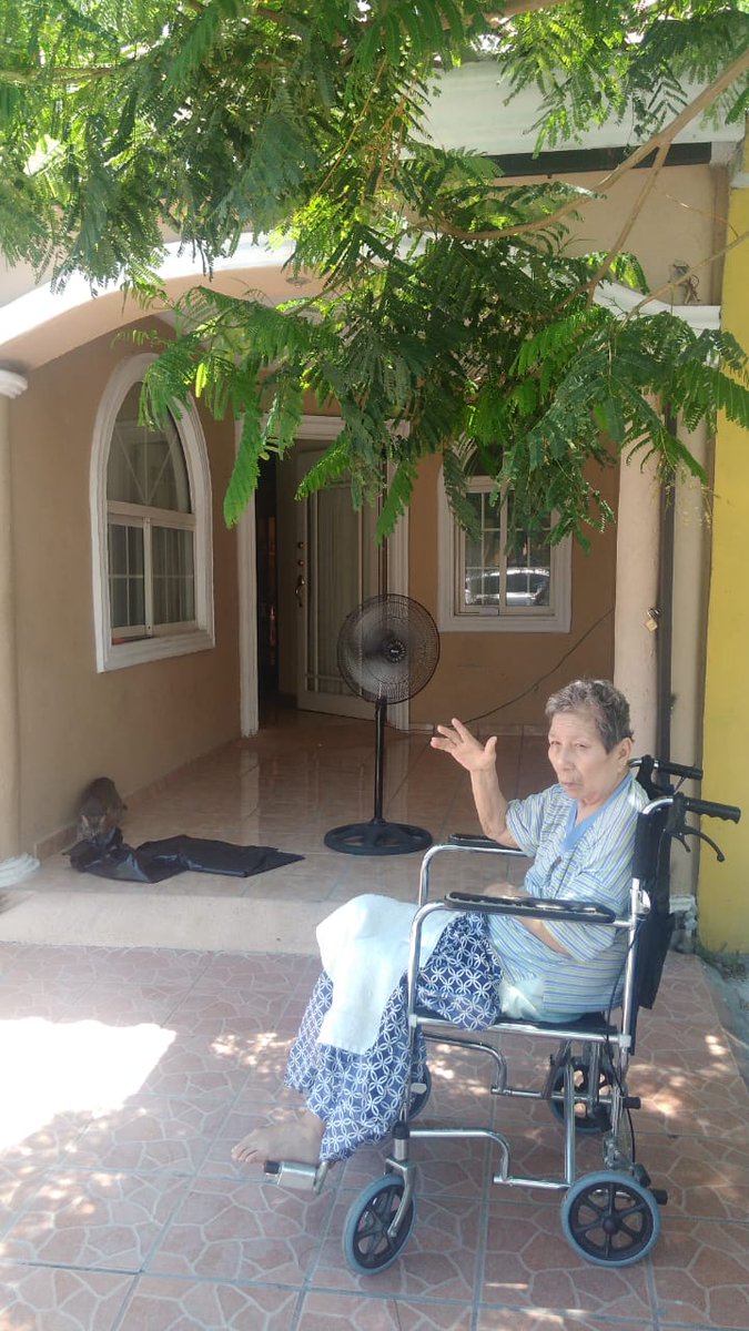 LaVal3r0's tweet photo. @maire_wink Mi madre que ahorita esta en el hospital https://t.co/RhAnGl8nmx