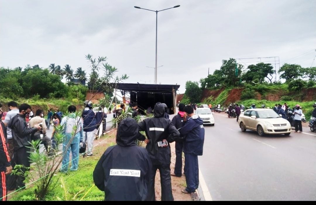 sahayaathri's tweet photo. Thousands of Kasaragod people who daily commute to Mangalore for their Jobs are stranded at Thalapady boarder as Kerala government cancelled daily passes and asked Kasaragod people who are employed at Mangalore to stay at Mangalore only for next 28 days
#KeralaTughlaqDarbar https://t.co/OxYJAqAfSY