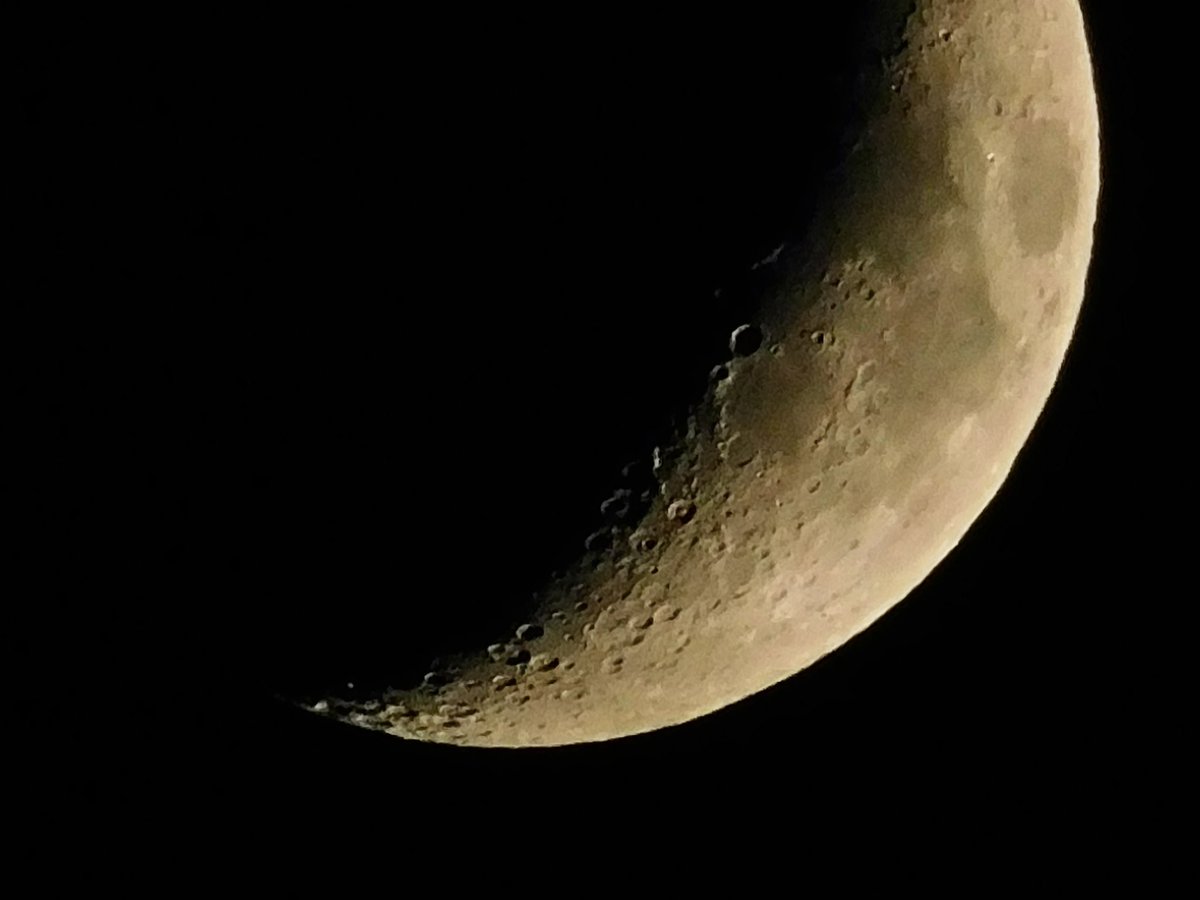 sabiansky's tweet photo. The moon last week 📸 🌙 #Oregon #Nikon #nikonb500 #moon #photography https://t.co/CMiu72oVMY