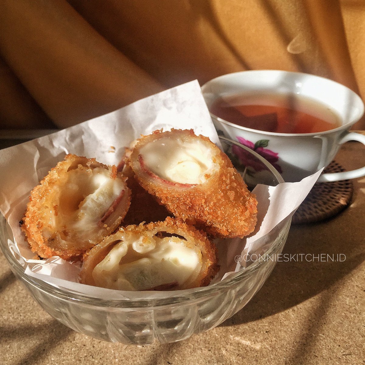 dilcelubis's tweet photo. Hai, warga Twitter. Sekiranya ada yang minat atau mungkin bisa menyambung infonya ke temen-temen lain, aku jualan frozen risol mayo. Homemade, aku yang bikin sendiri. Yang mau liat2 lebih lengkap boleh cek IG @/connieskitchen.id juga. https://t.co/JAm7FuFNrG