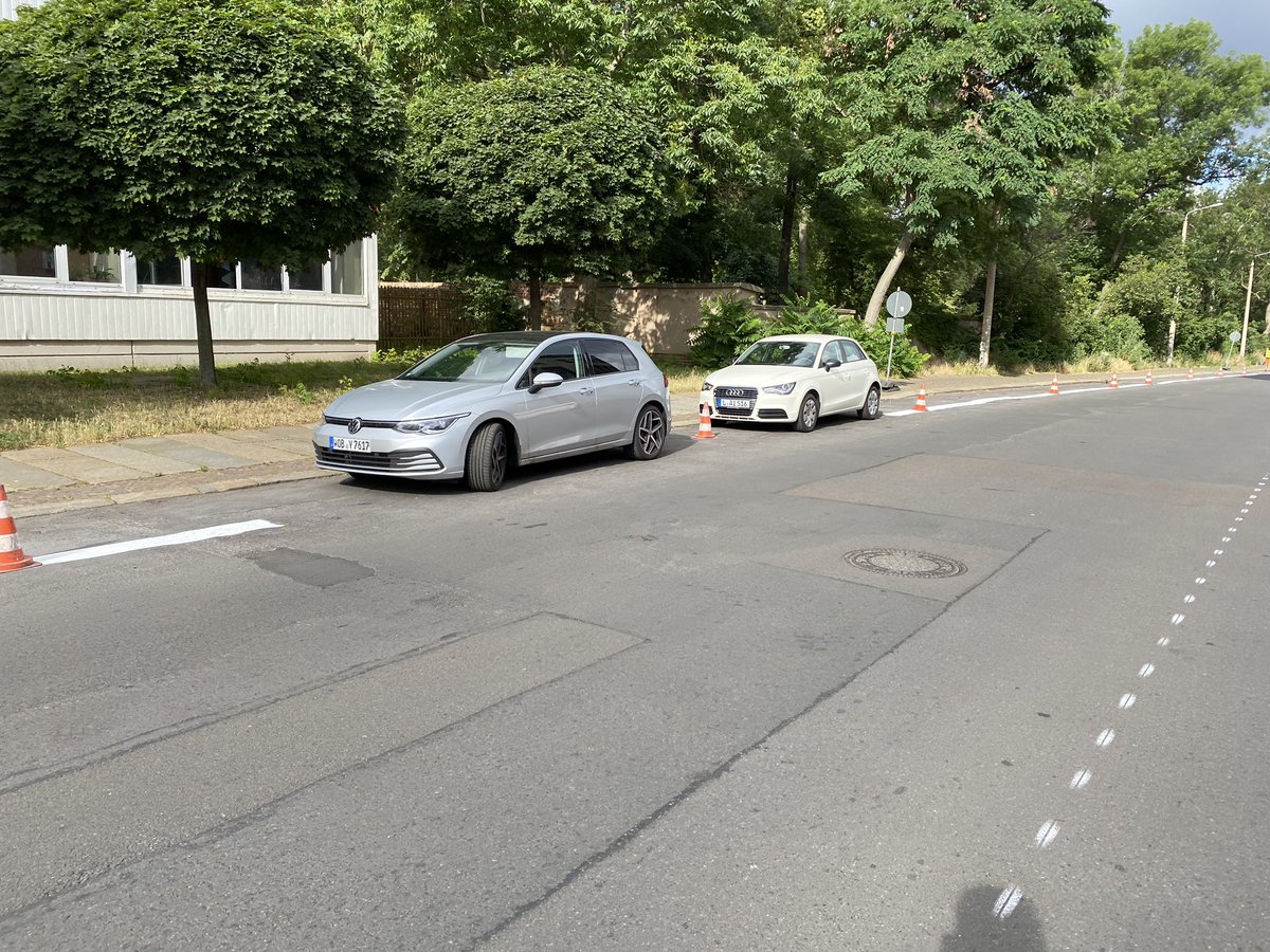 WilliamRambow's tweet photo. Auf dem Täubchenweg wird gerade endlich beidseitig der fehlende Radweg markiert. Noch ist er nicht ganz durchgängig, da trotz Halteverbotsschilder noch einige Autos dort stehen. #RadLE #Leipzig https://t.co/F6Z4fpqouF