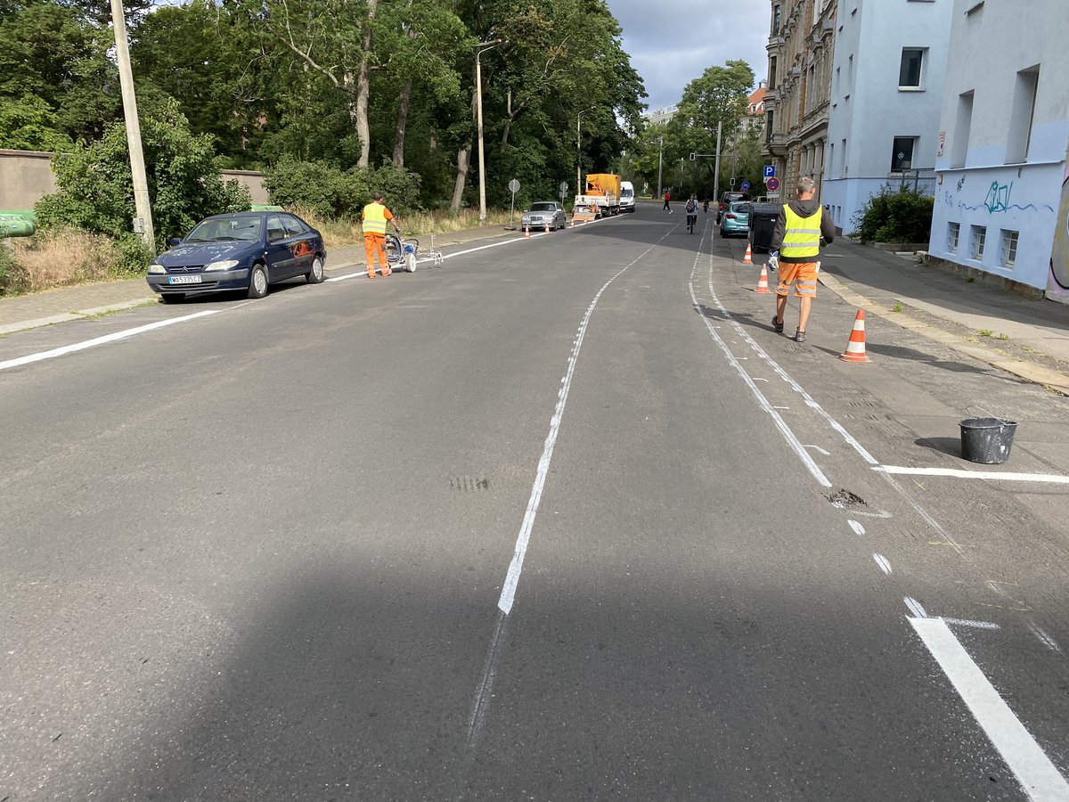 WilliamRambow's tweet photo. Auf dem Täubchenweg wird gerade endlich beidseitig der fehlende Radweg markiert. Noch ist er nicht ganz durchgängig, da trotz Halteverbotsschilder noch einige Autos dort stehen. #RadLE #Leipzig https://t.co/F6Z4fpqouF