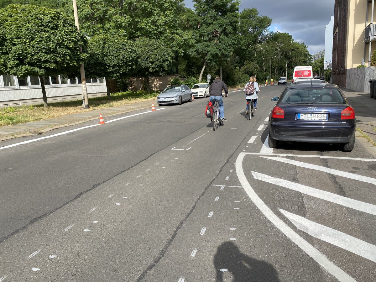 WilliamRambow's tweet photo. Auf dem Täubchenweg wird gerade endlich beidseitig der fehlende Radweg markiert. Noch ist er nicht ganz durchgängig, da trotz Halteverbotsschilder noch einige Autos dort stehen. #RadLE #Leipzig https://t.co/F6Z4fpqouF