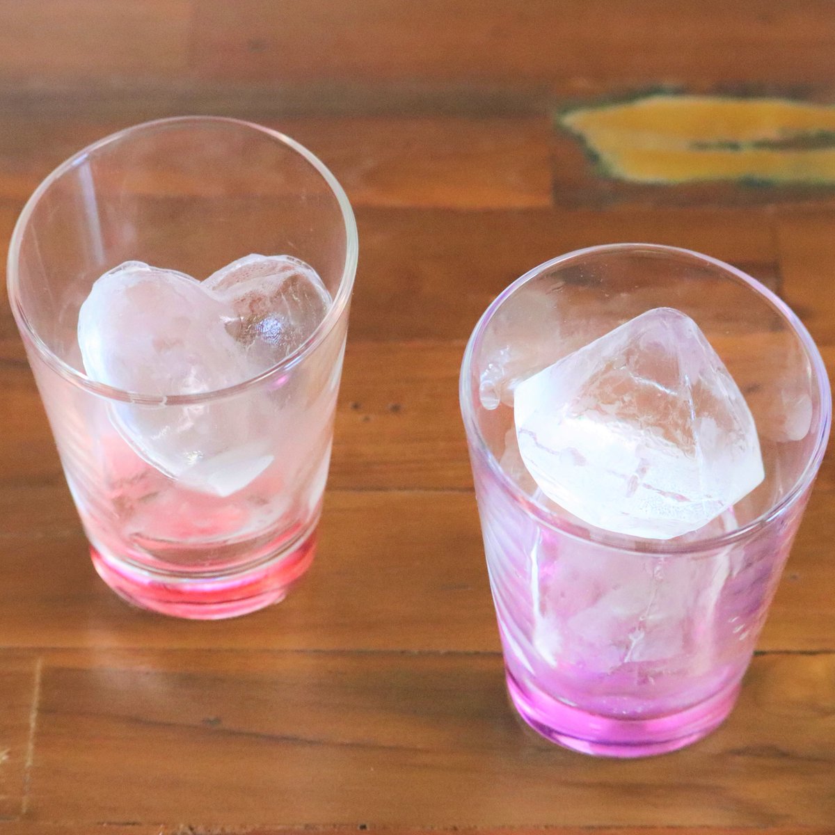 ロフト公式 On Twitter クラッシュアイスメーカー 水を入れて蓋 凍らせた後 もみもみ握って砕くことで クラッシュ 氷の出来上がり 蓋がくぼんだ形になっていて薄い氷のまくができるので 細やかなクラッシュアイスになります くぼみに水を注げるので 少し溶かし