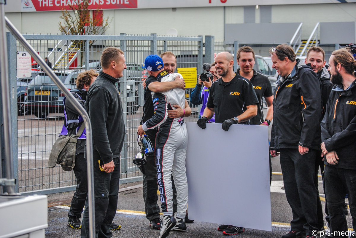 Team_JTR_'s tweet photo. 📌 We Race Together.... 🏎💨💨
📌 We Win Together...... 🥇🥈🥉
📌 We Lose Together..... 😤😫😤
#TeamTandyTuesday #Porsche #CarreraCupGB #911GT3Cup #TeamworkMakesTheDreamwork💪🏻
🔶 #TeamJTR 🔶 #TeamTandy 🔶 #FollowTeamJTR 🔶 #TandyLand 🔶 https://t.co/Dj6g0sHFVv