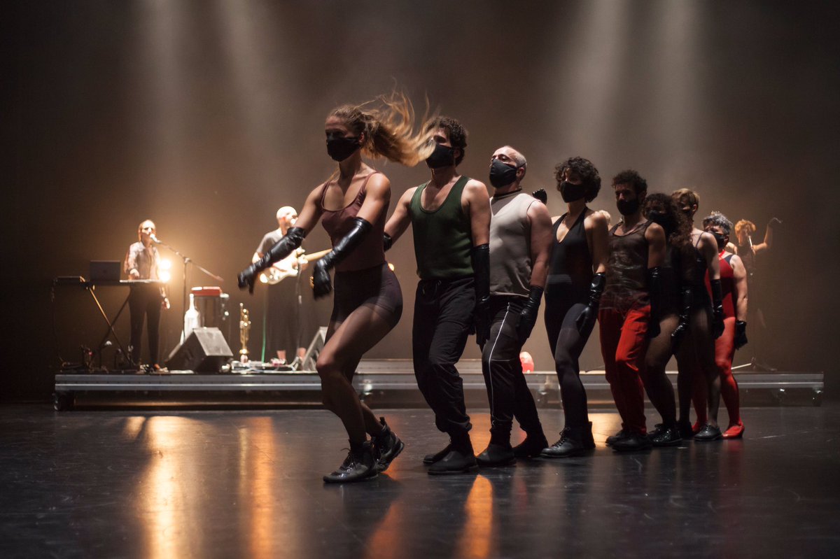 grecfestivalbcn's tweet photo. Pere Faura diu adéu als escenaris amb ‘Rèquiem Nocturn’, un espectacle que visita l'univers artístic de Bob Fosse. S'estrena avui i es podrà veure fins aquest dijous 9/7 al @mercatflors.

❤️ Un final de festa ple de purpurina! 

🎟 Encara queden algunes entrades disponibles! https://t.co/ayzrc3989u