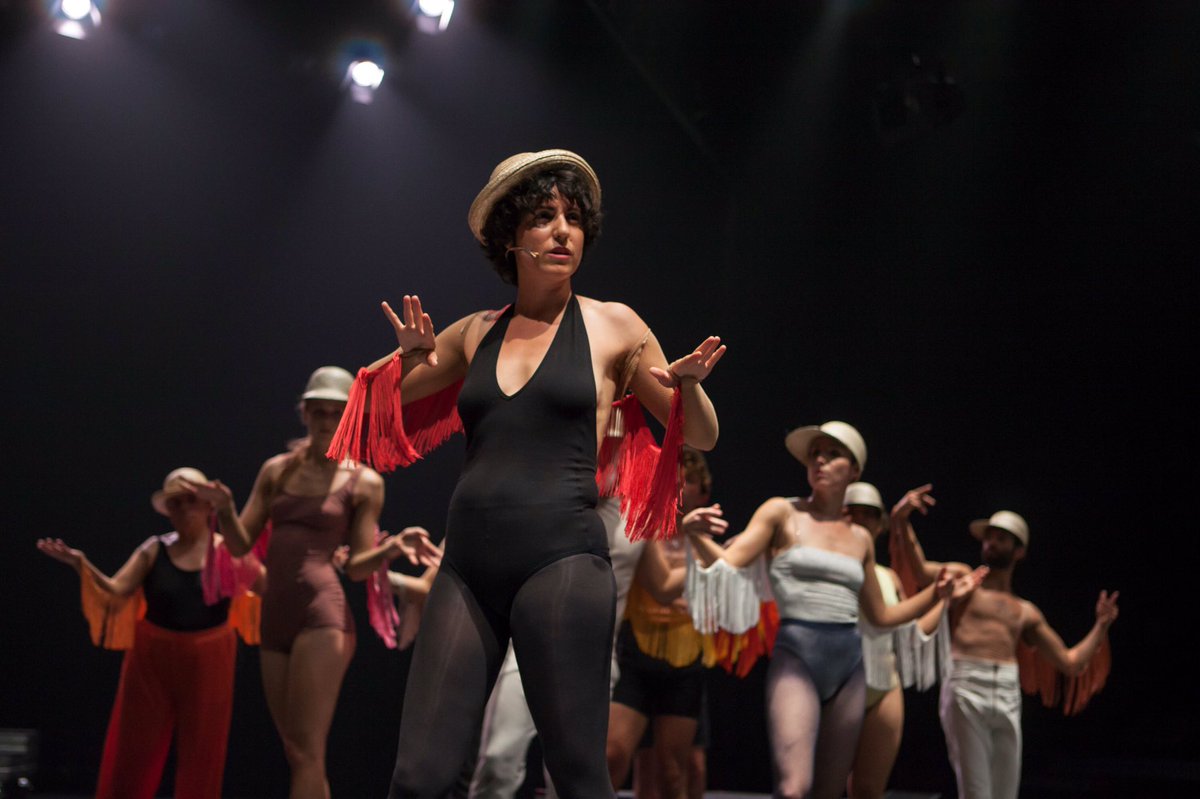 grecfestivalbcn's tweet photo. Pere Faura diu adéu als escenaris amb ‘Rèquiem Nocturn’, un espectacle que visita l'univers artístic de Bob Fosse. S'estrena avui i es podrà veure fins aquest dijous 9/7 al @mercatflors.

❤️ Un final de festa ple de purpurina! 

🎟 Encara queden algunes entrades disponibles! https://t.co/ayzrc3989u