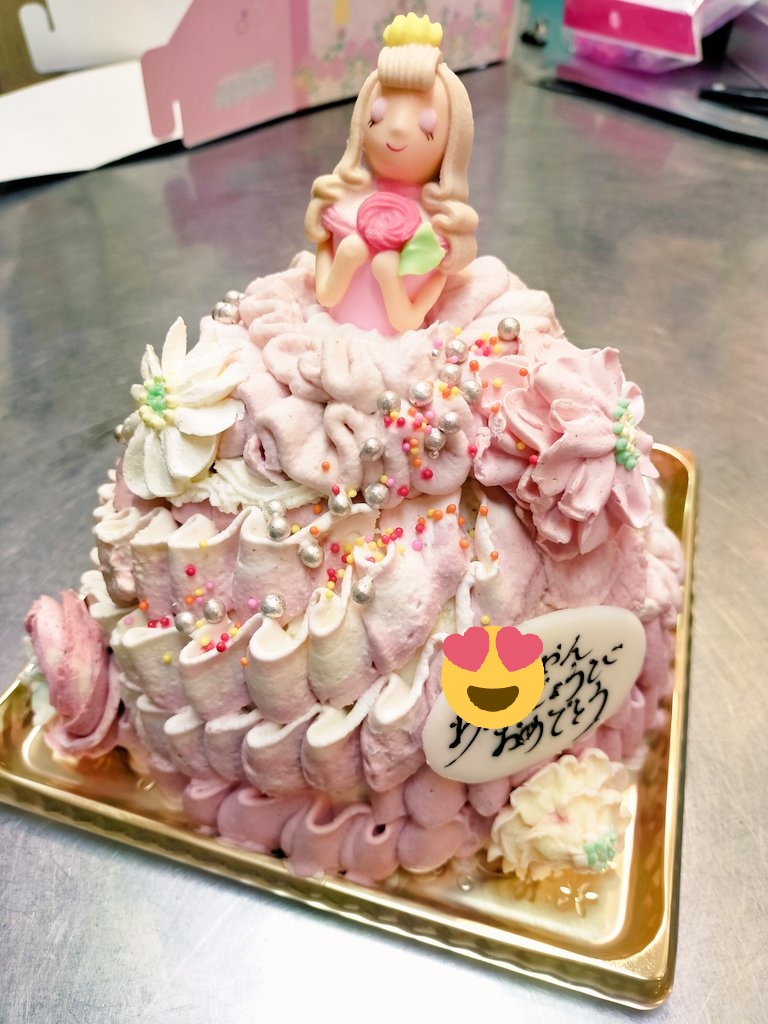 長尾久美子モンガトウ東大阪でパティシエ人生迷走中 出来ましたーーーーーーー ドレスケーキ のご注文嬉しい 女の子のお誕生日 こんなケーキなら喜びますよね 木いちご生クリームで出来ています プリンセスケーキ 東大阪 八戸ノ