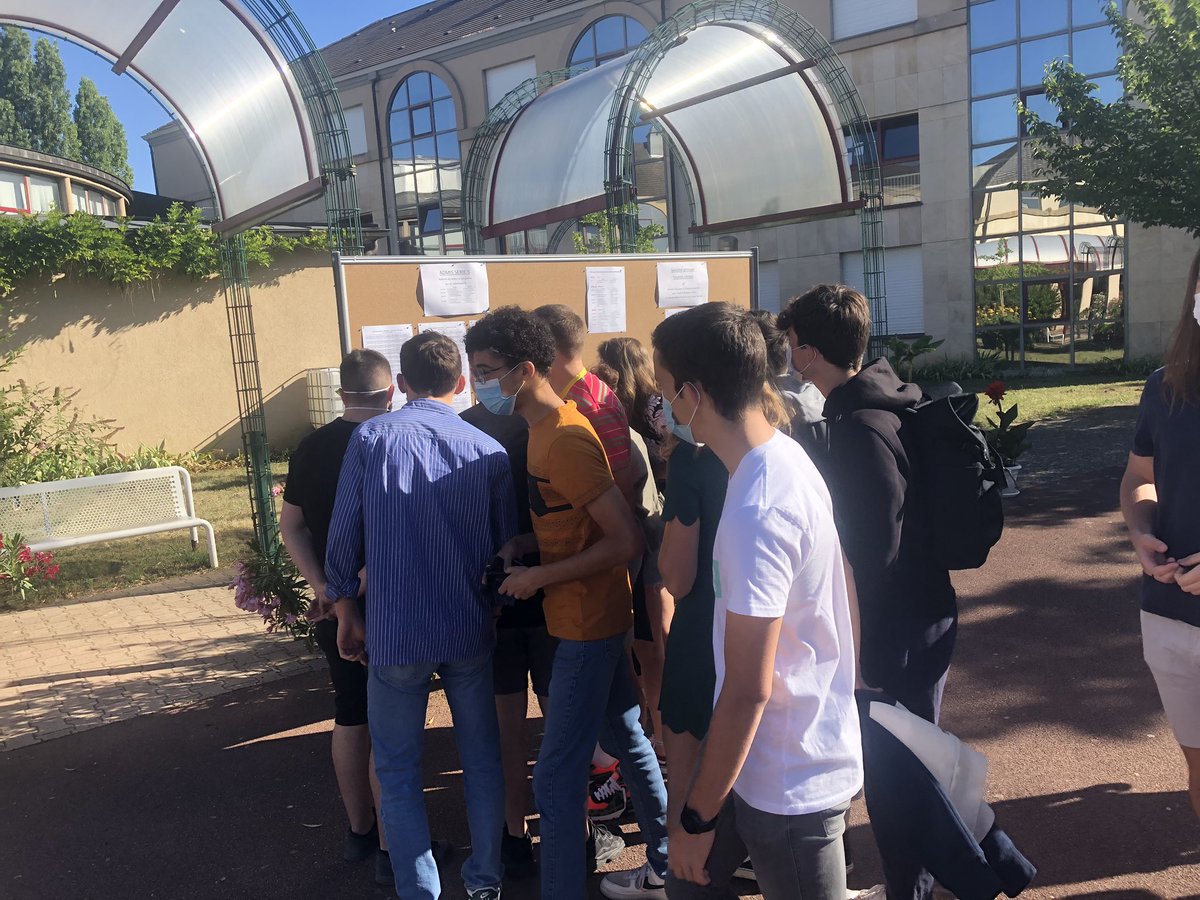 lycCDGDijon's tweet photo. Joie des résultats et des retrouvailles Félicitations aux bacheliers 2020 ! @AcademieDijon @21Dsden @lycCDGDijon https://t.co/0eV4diQl1D