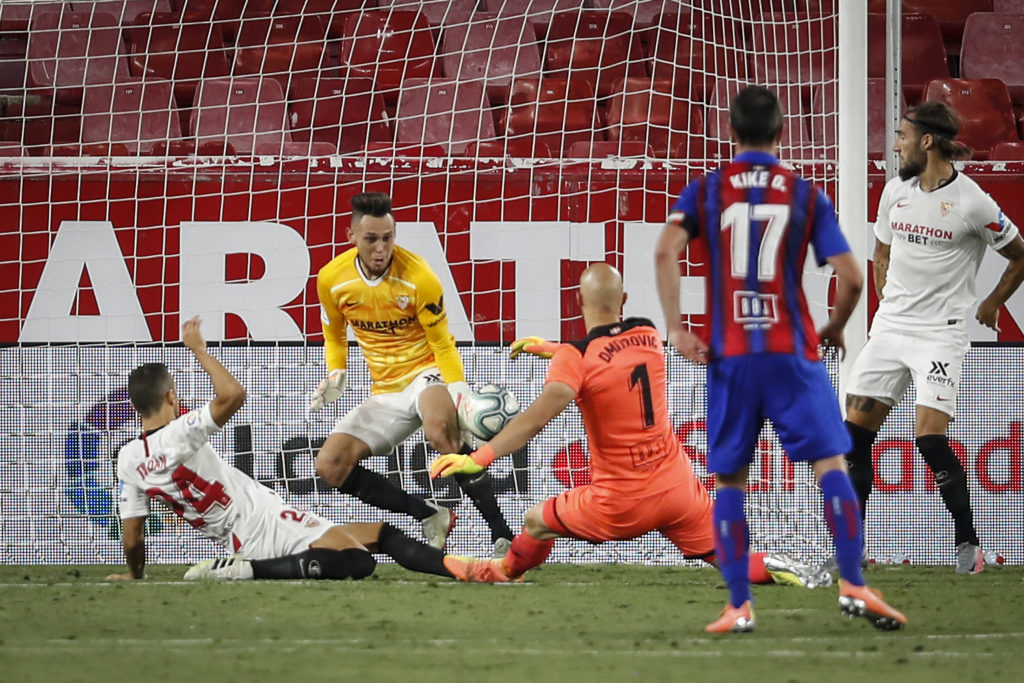 calcioshop's tweet photo. Fa tutto #Ocampos: match winner e portiere! La sua parata in pieno recupero blinda la Champions per il #Siviglia! 

#calcioshop https://t.co/f1OiWlANft